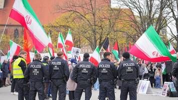 Rund 150 Teilnehmer bei Pro-Iran-Demo vor Rotem Rathaus