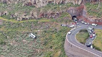 Schweres Unglück auf Kanareninsel: Touristenbus stürzt Böschung hinab