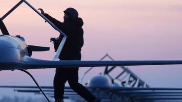 Ukraine mit massivem Drohnenangriff auf Russland – Öltank in Brand gesetzt