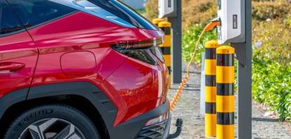 ladesäulen für elektroautos: kommunen brechen quasimonopole beim stromtanken auf