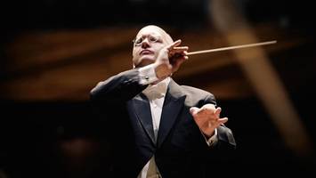 Dirigent Hansjörg Albrecht lässt Tuttischläge in der Elbphilharmonie hageln