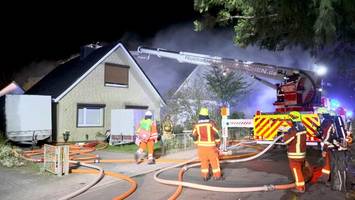 erst brannte der schuppen – dann standen zwei häuser in flammen