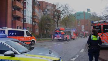 Feuer in Mehrfamilienhaus: Helfer müssen die Wohnungstür aufbrechen