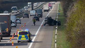 Golf überschlägt sich auf A24: Hamburger (34) flüchtet – aus gutem Grund