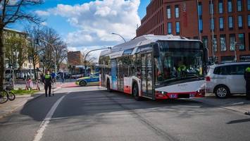 Wieder ein Busunfall in Barmbek-Nord – zunächst rückt ein Großaufgebot an