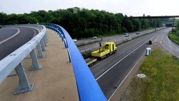 Wurf von Brücke? Polizei sucht Zeugen nach mutmaßlichem Anschlag auf Frau (49)