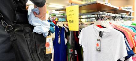 22-jähriger beim kleidungsdiebstahl erwischt