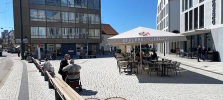 Außenbestuhlung steht: Der Stadtplatz in Lechhausen macht sich hübsch für den Sommer