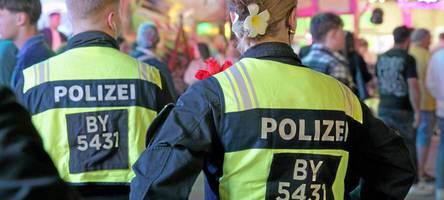 Mann versucht, Sicherheitsdienst auf Plärrer zu schlagen – und wehrt sich gegen Polizei