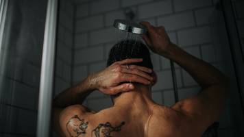 Entspannt ins Bett: Dark Showering hilft beim Einschlafen