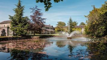 Ein früheres Dorf steht für 20 Millionen Euro zum Verkauf – Pub inklusive