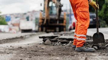 Kanalschächte 11 Zentimeter zu hoch: Straße in Bayern kann nicht weitergebaut werden