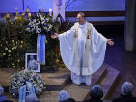 trauerfeier für karsten wettberg: „erst der lorant, jetzt der wettberg. irgendwann ist die trainerbank leer“
