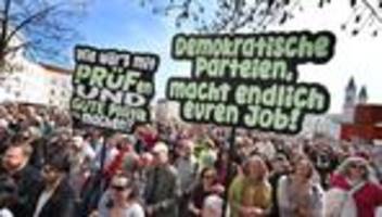 kundgebung: demonstranten fordern prüfung rechtsextremer parteien