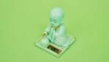 mönch aus plastik: göttlicher kitsch