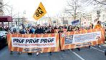 Rechtsextremismus: Berliner PRÜF-Demo zieht an Landesvertretungen vorbei