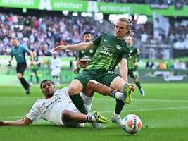 Fans schimpfen auf zwei Profis: Wolfsburg taumelt nach Slapstick-Auftakt weiter dem Abgrund entgegen