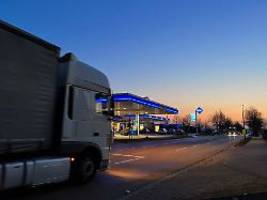 vier prozent inflation drohen: ing-Ökonom: tankpreise könnten dauerhaft hoch bleiben