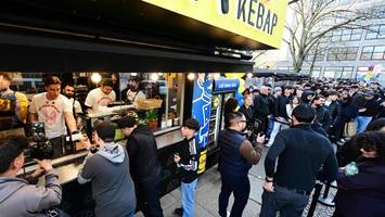 „Was? Die stehen für einen Döner an?“ Irre Aktion in Kreuzberg
