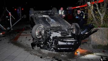 audi überschlägt sich in lohbrügge: zwei männer verletzt, doch wer ist gefahren?