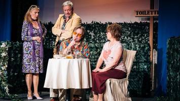 das kleine hoftheater: komödie „fisch sucht fahrrad“ überlagert abschiedsschmerz