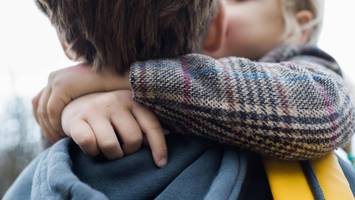 Drama bei Hamburg: Vater wirft seine kleine Tochter vor ein fahrendes Auto