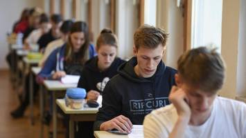 streit über neue abi-regeln: weniger klausuren und mehr wahlfreiheit für schüler?