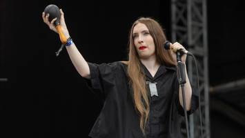 Dry Cleaning im Mojo: Zwischen Ekstase der Band und der Starrheit ihrer Sängerin