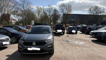 Park-Chaos auf dem Frascatiplatz: Wer hier zugeparkt wird, hat ein Riesenproblem