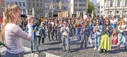 350 menschen kommen zur kundgebung gegen sexualisierte gewalt auf dem rathausplatz