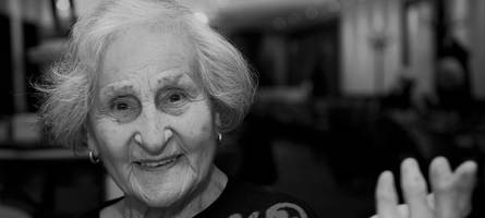 „Jammern hat doch koin Wert“: Die gute Seele des Augsburger Theaters Hildegard Doser ist tot