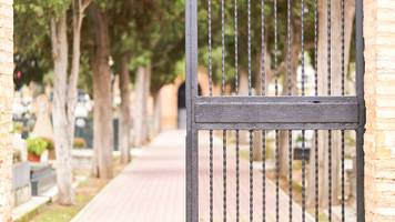 Urlauber schlagen ihr Lager auf Friedhofsparkplatz auf