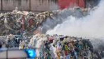 Brände: Großbrand in Recyclingfirma – Brandursache weiter unklar