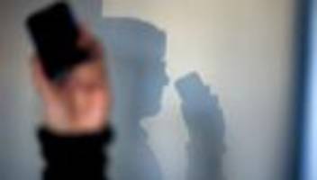 Kriminalität: Falsche Polizistin bringt 87-Jährigen um Wertgegenstände