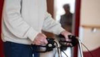 Pflege: Mindesteigenanteil für Pflege fast so hoch wie Durchschnittsrente