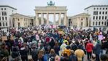 Protest: Hunderte demonstrieren in Berlin gegen sexualisierte Gewalt