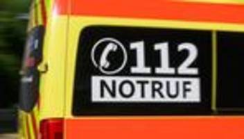 Unfall: Auto fährt gegen Baum - zwei Verletzte