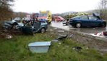 Verkehr: Drei Schwerverletzte bei Autounfall im Erzgebirge