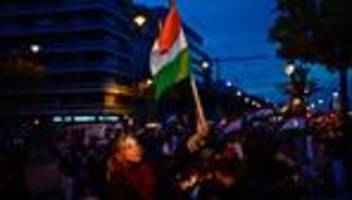 parlamentswahl in ungarn: viktor orbán nach 16 jahren an der macht abgewählt