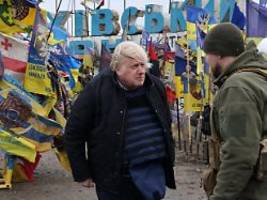 bösewicht zurück am tatort: kreml wütet über boris johnsons frontbesuch 