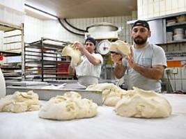 Würde nicht ohne gehen: Flüchtlinge halten Bäckereien am Leben