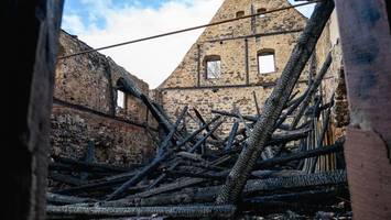 verheerender brand auf runneburg: kostbare Überreste für immer zerstört