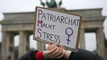 „es reicht!“: hunderte bei demo gegen sexualisierte gewalt am brandenburger tor