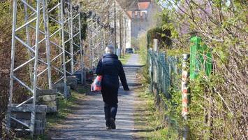 Weg zum S-Bahnhof ist eine Stolperfalle – Deutsche Bahn macht aber nichts