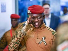 burkina fasos präsident ibrahim traoré: putschist, politstar, demokratieverächter