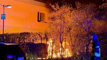 Feuer in der Nacht: Aufmerksamer Busfahrer verhindert Katastrophe