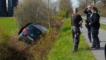 Leichtsinniges Überholmanöver endet im Graben: VW-Fahrer verletzt