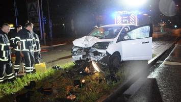 Ford schleudert in Lohbrügge gegen Ampelmast: Fahrerin schwer verletzt