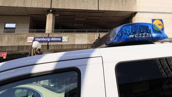 Männer traktieren sich im Zug mit Faustschlägen und Tritten – Lokführer reagiert