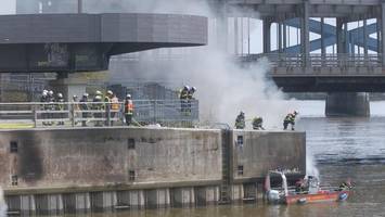 Sportboot brennt – Insasse rettet sich durch Sprung in die Elbe